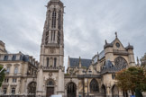 <center>Église Saint-Germain-l'Auxerrois.</center> La première église aurait été construite, à l'époque mérovingienne par le roi Chilpéric Ier ou par saint Landry, évêque de Paris, vers 650. Le roi Chilpéric Ier (né 525/527 ou 534, † 584) aurait commencé la construction de l'église : il souhaitait y voir le futur tombeau de saint Germain, à l'emplacement de la chapelle bâtie en 540 sous l'invocation de saint Germain d'Auxerre, pour le roi Childebert Ier et la reine Ultrogothe. En 584, le roi meurt assassiné laissant l'église inachevée. La première église fut détruite lors du siège de Paris par les Vikings en 885-886, puis fut rebâtie au XIe siècle sous Robert II le Pieux8. Il ne reste aucune trace visible de cette période. L'église fut à nouveau reconstruite fin du XIIIe siècle. C'est alors qu'apparaît la première appellation « Saint-Germain-l'Auxerrois ». Elle est en grande partie reconstruite au XVe siècle avec, en particulier, l'élévation du porche. Saint-Germain-l'Auxerrois devient l'église attitrée de la famille royale au moment où les Valois s'installent à nouveau au Louvre, au XIVe siècle.