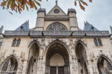 <center>Église Saint-Germain-l'Auxerrois.</center> La façade principale, ornée d'une rose, se termine par un fronton triangulaire.
Deux des statues qui ornent le porche datent du XVIe siècle : Saint François d'Assise et Sainte Marie l'Egyptienne (moulage dont l'original est présenté dans la chapelle de la Vierge).
Les autres statues ont été commandées à Desprez en 1841. Le porche flamboyant a été construit par Jean Gaussel ( 1435-1439). Au sommet du pignon, saint Michel par Marochetti.