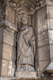 <center>Église Saint-Germain-l'Auxerrois.</center> Statue à droite du portail. Saint Alose, évêque d'Auxerre.