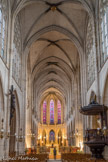 <center>Église Saint-Germain-l'Auxerrois.</center> Cette nef ne comprend, comme nombre d’édifices en gothique tardif, que deux niveaux (absence de triforium) dont le supérieur possède de larges et hautes fenêtres à cinq lancettes en verre blanc depuis la destruction des vitraux et leur remplacement en 1728.