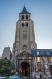 <center>Eglise Saint-Germain-des-Prés. </center> La construction est longue et apporte aux problèmes  architecturaux des solutions nouvelles. La construction de l'abbatiale, tour et nef, remonte à l'époque romane (XIe – XIIe siècles) ; elle est considérée comme l'un des plus anciens édifices religieux de Paris qui subsistent à ce jour. Le clocher se compose primitivement de la base, de deux étages avec une baie unique en plein cintre par face, et d'un étage de beffroi ajouré de deux baies abat-son géminées par face. Le quatrième étage a été ajouté ultérieurement, au tout début du XIIe siècle. Les curieux remplages des fenêtres du premier et du second étage sont des inventions de Baltard et ne sont aucunement inspirés par l'architecture d'origine.