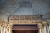 <center>Eglise Saint-Germain-des-Prés. </center> Depuis 1607, un porche de style classique précède le portail occidental dans la base du clocher. Il a entraîné la modification de l'archivolte du portail gothique de 1163, et la suppression du tympan qui représentait apparemment un Dieu en majesté flanqué d'un ange et d'animaux symboliques. Le linteau ayant supporté le tympan subsiste néanmoins, mais il est très mutilé. L'on reconnaît encore qu'il comporte une représentation de la Cène. Dix Apôtres sont assis derrière une table couverte d'une nappe et de plats ronds, saint Jean appuie sa tête sur la poitrine du Christ, et Judas Iscariote mutilé se tient de l'autre côté de la table. Le portail était flanqué de huit statues nimbées en grandeur nature, ce qui est assez rare. Détruites en 1793, elles ont dû faire l'admiration des contemporains car décrites et représentées dans plusieurs ouvrages anciens.