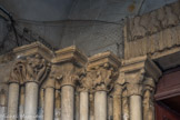 <center>Eglise Saint-Germain-des-Prés. </center> Les statues remplaçaient les colonnettes qui cantonnent habituellement les portails gothiques, et les chapiteaux de ces colonnettes subsistent encore. Ils sont du même style que ceux du déambulatoire et des chapelles rayonnantes, et sont sculptés de feuilles d'acanthe et de fruits d'arum, ainsi que d'harpies et de dragons.