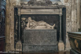 <center>Eglise Saint-Germain-des-Prés. </center> Chapelle Saint-Joseph. Le monument funéraire en marbre pour Guillaume Douglas, prince d'Écosse, mort en 1611. C'est une œuvre de Michel Bourdin père.