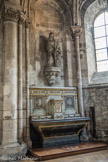 <center>Eglise Saint-Germain-des-Prés. </center> La chapelle Ste-Anne. sur l'autel, deux bas-reliefs en marbre blanc représentant la Vierge et le Christ, datant du XIXe siècle. Un groupe sculpté grandeur nature en plâtre représentant l'Éducation de la Vierge par sainte Anne, datant du XIXe siècle.