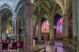 <center>L'église Saint-Séverin. </center> Des superbes colonnes torses. En arrière-plan, les vitraux contemporains de Jean-René Bazaine (1904-2001) illuminent le déambulatoire. A gauche, le Mariage, à droite la Confirmation.