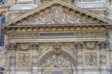 <center>Saint-Etienne-du-Mont </center>Le premier niveau de la façade. Le martyre de saint Étienne, par Gabriel-Jules Thomas (1863), fronton de la grande porte de l'église. Dans le fronton, la Résurrection du Christ date de 1862. Œuvre d'Auguste-Hyacinthe de Bay (1804-1865).
