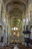 <center>Saint-Etienne-du-Mont </center>La structure générale est celle d’une église «halle», longue de 69 mètres et large de 25,5 mètres : le transept n’est pas saillant à l’extérieur, les bas-côtés sont très hauts. Le choeur est légèrement décalé par rapport à la nef.