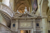 <center>Saint-Etienne-du-Mont </center>Ange surmontant l’un des portails latéraux du Jubé. les sculptures du jubé, dont les deux figures de jeunes hommes aux regards extatiques surmontant les portes menant au chœur, sont sûrement de Pierre Biard l'Aîné.