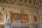 <center>Escalier Louis XV ou chambre de Mme d'Etampes.</center> La haute bordure de l'escalier est ponctuée d'une série de Caryatides et de putti en stucs aux corps très étirés, œuvres du Primatice.
Le style du Primatice est différent de celui du Rosso, l'accent étant mis sur la beauté du corps humain (Roxane recevant la couronne) et sur l'harmonie des lignes (les figures féminines en statue).