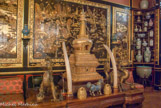 <center>Le musée Chinois. </center>Cabinet de laque. Grand stupa tibétain, en laiton rehaussé de turquoises. Devant, entre les deux défenses d'éléphant, une Chimère en bronze et émail cloisonné.