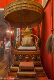 <center>Le musée Chinois. </center>L'antichambre est décorée de deux palanquins siamois.