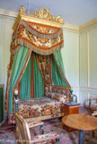 <center>Les petits Appartements. </center>Chambre à coucher de l'Empereur. Le lit, au couronnement sculpté de casques, a servi au pape aux Tuileries en 1804.  Il est signé Jacob-Desmalter.