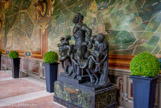 <center>Galerie des Cerfs. </center> La galerie conserve également les fontes d'origines des copies de statues antiques exécutées par Le Primatice en 1540.
Le Laocoon du Vatican. Bronze fondu par Pierre Bontemps en 1543. Les moulages du marbre antique avaient été apportés de Rome par le Primatice.