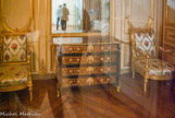 <center>Appartement de Madame de Maintenon. </center>  La chambre offre un mobilier remarquable provenant du cabinet intérieur de Marie-Antoinette à Saint-Cloud.
