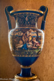 <center>Antichambre de la Galerie des Fastes. </center> Cette pièce, créée sous Napoléon III est orné de deux vases en porcelaine de Sèvres : l'un représente des guerriers, l'autre des femmes entourés d'angelots (photo).