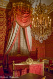 <center>Chambre à coucher. </center> Cette pièce fut la chambre de Pie VII en 1804. Elle fut attribuée sous la monarchie de Juillet à la belle-fille de Louis-Philippe, Hélène de Mecklembourg, duchesse d’Orléans. C’est de cette période que date l’ensemble des tissus. Le lit en revanche, œuvre de Hauré, Sené et Régnier en 1787, était celui de Louis XIV à Saint-Cloud puis de Napoléon aux tuileries.