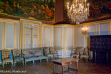 <center>Salon des Officiers. </center> A l'avènement de Louis XIV, d'importants aménagements furent effectués dans cette aile pour Anne d'Autriche. La grande salle des gardes fut alors ornée d'un plafond peint en camaïeu rehaussé d'or par Charles Errard en 1662-1664. Il en subsiste encore la moitié dans ce salon où le compartiment principal représente La Renommée qui publie le règne de Louis XIII. On peut également y remarquer un beau cabinet en ébène de style XVII siècle.
Les sièges d'époque Premier Empire sont recouverts en tapisserie de Beauvais. Au centre, la table en palissandre a été réalisée pour la bibliothèque de Louis-Philippe aux Tuileries.