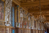 <center>La Galerie François Ier. </center> Les fresques, repeintes sous Louis-Philippe, ont repris leur aspect d'origine lors d'une restauration de 1960 à 1965. Noter la différence entre La Nymphe de Fontainebleau (au milieu de la galerie, face aux fenêtres), entièrement du XIXe siècle, et les fresques restaurées.