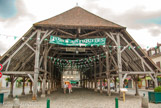 <center>Milly la Forêt.</center>La Halle.Après la guerre de cent ans, l'Amiral de Graville, seigneur de Milly, veut relancer l'activité économique. En 1479p par une grâce spéciale de Louis XI, il obtient le droit de bâtir la Halle et d'y organiser trois foires par an, ainsi qu'un marché chaque semaine, faisant alors de la ville un véritable centre commercial. Les exposants étaient répartis selon un plan bien précis : les denrées périssables au nord - côté rue Langlois - et les produits les moins fragiles au sud.- côté place du marché. Depuis cinq siècles, le marché est traditionnellement organisé le jeudi après-midi.