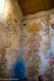 <center>Milly la Forêt.</center>Chapelle Saint-Blaise-des-Simples. Les simples ont été choisis pour thème de la décoration . De gauche à droite : la gentiane,  la jusquiane, la belladone.