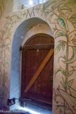 <center>Milly la Forêt.</center>Chapelle Saint-Blaise-des-Simples. Autour de la porte la célèbre 