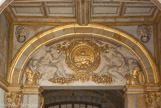 <center>La Porte Dorée. </center>Vestibule. Le tympan est orné de la Salamandre de François Ier.