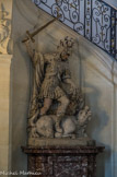 <center>Le château de Champs-sur-Marne. </center>Escalier d'honneur. Achetée par les Cahen d’Anvers, la statue en pierre polychrome date du XVIIIe siècle. Il s’agit probablement d’un Saint-Michel terrassant le dragon. Sur sa cuirasse, seraient peut-être représentées les armoiries de Menton, où les Cahen d’Anvers avaient une villa.