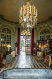 <center>Le château de Champs-sur-Marne. </center>Grand Salon. Les trois portes vitrées répondent aux trois fenêtres qui ouvrent sur les jardins, créant une symétrie et amplifiant la luminosité de la pièce.