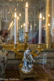 <center>Le château de Champs-sur-Marne. </center>Salon Chinois. Sur la cheminée, des motifs décoratifs en porcelaine de Meissen ornent la pendule et les candélabres qui l’entourent.