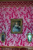 <center>Le château de Champs-sur-Marne. </center>Le Salon Rouge. Le portrait de femme attribué à Pompéo Battoni date du XVIIIe siècle et faisait la fierté des Cahen d’Anvers qui pensaient détenir un portrait de la Pompadour peinte par Drouais ; or il n’en est rien, son identité restant inconnue. Cependant, situé dans cette pièce, ce tableau rappelle que la marquise de Pompadour y dormit.