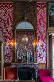 <center>Le château de Champs-sur-Marne. </center>Le Salon Rouge. Une chaise longue du XVIIIe siècle, une bergère à oreilles ou un confessionnal de velours rouge à gauche.