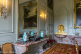 <center>Le château de Champs-sur-Marne. </center>Salle à manger destinée à ce seul usage. Dès le XVIIIe siècle, deux consoles de marbre rouge facilitent la desserte des plats.