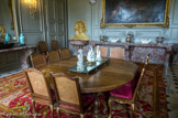 <center>Le château de Champs-sur-Marne. </center>Salle à manger destinée à ce seul usage. Des chaises cannées de style sont disposées autour de la table.