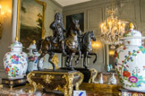 <center>Le château de Champs-sur-Marne. </center>Salle à manger destinée à ce seul usage. La statue équestre de Louis XIV fut acquise par Meyer Cahen d’Anvers qui l’a transmise à Louis.