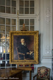 <center>Le château de Champs-sur-Marne. </center>Salon de musique. Les portraits de Louise et Louis Cahen d’Anvers furent commandés à deux peintres de la Belle Epoque, Charles Carolus-Duran pour Louise et Léon Bonnat pour Louis. Ces portraits sont très conventionnels contrairement aux portraits de leurs filles peintes, sur le conseil d’un ami, par Auguste Renoir vers 1880. Mais les tableaux impressionnistes très célèbres ne furent pas appréciés par la famille. Les dessus de porte sont des natures mortes du XVIIIe siècle.