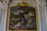 <center>Le château de Champs-sur-Marne. </center>Salon de musique. Les dessus de porte sont des natures mortes du XVIIIe siècle.