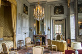 <center>Le château de Champs-sur-Marne. </center>La chambre bleue et les deux autres pièces qui lui succèdent, forment un appartement pour un couple. Sa dénomination provient de la couleur des boiseries du XVIIIe siècle. Les porcelaines bleue et blanche de Chine étaient collectionnées par Louise Cahen d’Anvers. Les dessus de porte sont des copies de peintures de François Boucher, contemporaines des originaux et qui représentent les plaisirs de l’amour déclinés selon les saisons.