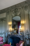 <center>Le château de Champs-sur-Marne. </center>Salon d'angle transformé en bureau. Les dessus de porte accueillent 4 tableaux d’enfants jouant, thème très courant au XVIIIe siècle. Le thème du jeu et du badinage donne le ton de cette maison de plaisance où l’on vient pour se détendre. Ils sont en cours de restauration.