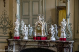 <center>Le château de Champs-sur-Marne. </center>Chambre des anciens propriétaires donateurs. Sur la cheminée, la pendule et les deux pots-pourris sont issus de la même manufacture de Meissen.