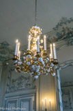 <center>Le château de Champs-sur-Marne. </center>Chambre des anciens propriétaires donateurs. Le lustre décoré de fleurs en porcelaine de Meissen rappelle l’engouement des grandes familles bourgeoises pour ce type d’objets.