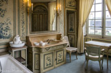 <center>Le château de Champs-sur-Marne. </center>La salle de bains de la chambre de Madame. On peut observer un décor floral de style XVIIIe siècle dans cette  pièce, qui rappelle encore l’art des jardins. Le fauteuil dont le dossier est plus bas permet de se faire coiffer. Quelques chaises cannées sont présentées. Le décor date des Cahen d’Anvers et la salle de bains avec eau courante et électricité est très avant-gardiste pour l’époque ce qui vaut quelques railleries à Charles Cahen d’Anvers qui transformerait Champs en « maison de santé ».