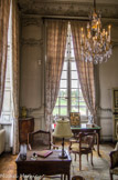 <center>Le château de Champs-sur-Marne. </center>Le boudoir de Madame. La table de toilette est en fait une console du XVIIIe siècle sur laquelle ont été posés un miroir en bronze doré, deux flacons de parfum et les écrins pour évoquer la parure.