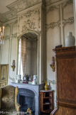 <center>Le château de Champs-sur-Marne. </center>Le boudoir de Madame. À droite, le meuble est une armoire-bureau du XVIIIe  siècle : le bas est une commode et le haut se compose d’un secrétaire dont les deux portes découvrent de petits tiroirs marquetés.