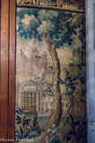 <center>Le château de Champs-sur-Marne. </center>Le couloir illustre le choix des Cahen d'Anvers de recouvrir la totalité des murs avec des fragments de tapisseries d'Aubusson. Ces verdures du XVIIe siècle représentent des paysages.