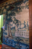 <center>Le château de Champs-sur-Marne. </center>Le couloir illustre le choix des Cahen d'Anvers de recouvrir la totalité des murs avec des fragments de tapisseries d'Aubusson. Ces verdures du XVIIe siècle représentent des paysages.