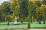 <center>Le château de Champs-sur-Marne. </center>et le parterre de Diane, Déesse de la chasse et de la nature, copie de « la Diane à la biche » du musée du Louvre.