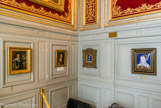 <center>Le château de Chantilly. </center> La Salle des Gardes. A gauche, au fond, portrait de Louis II de Bourbon, dit le grand Condé, par Justus d'Egmont. Deux portraits sur émail de Léonard Limosin, Anne d'Este et le Baron d'Ambres.
