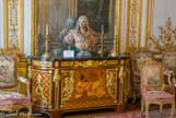 <center>Le château de Chantilly. </center> La chambre de M. le Prince. Louis II de Bourbon, prince de Condé. Terre cuite, 1699, d'Antoine Coysevox. Seconde commode, livrée en 1773 à l’intendant des meubles de la Couronne, Pierre Elizabeth de Fontanieu, de l’ébéniste Jean-Henri Riesener.