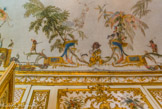 <center>Le château de Chantilly. </center> La Grande Singerie. Le décor du plafond évoque plus particulièrement la chasse, pratiquée avec une folle passion par les Condé à Chantilly. Chasse au sanglier.
